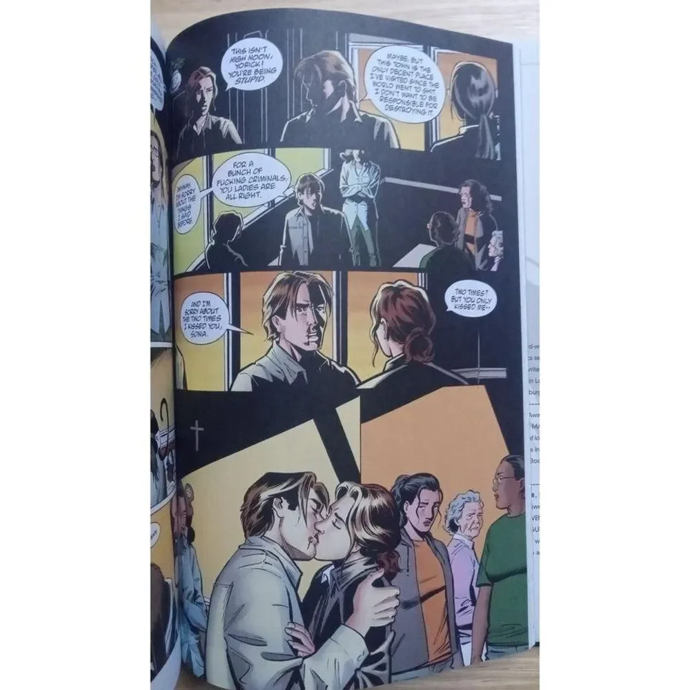 Y: The Last Man /The Deluxe Edition Book‎ 1/Brian K. Vaughan/ Hardcover book